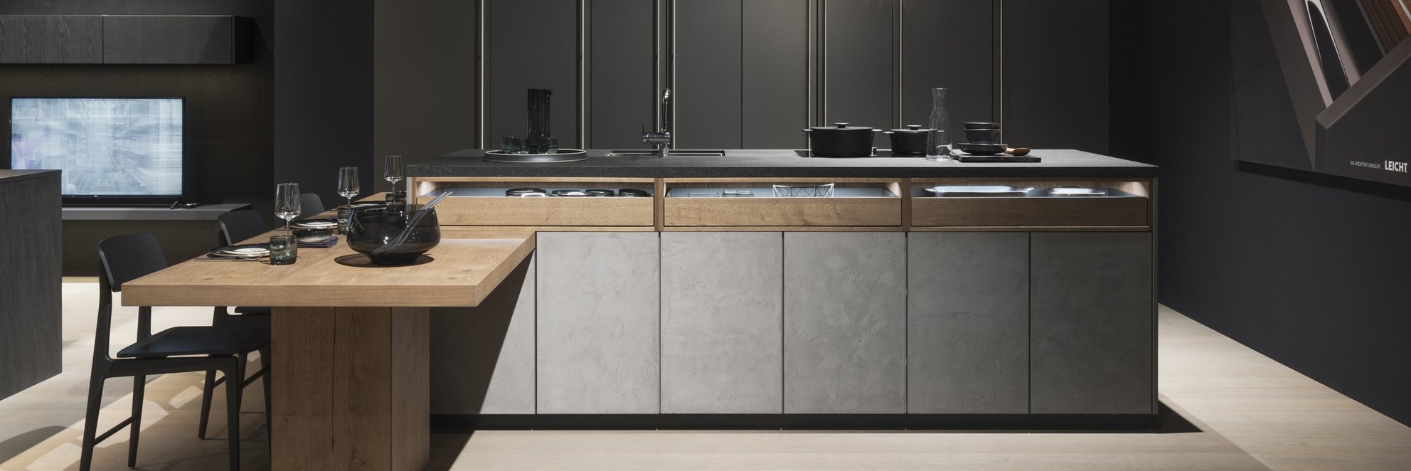 Großzügige Designküche mit Naturholz und Stein